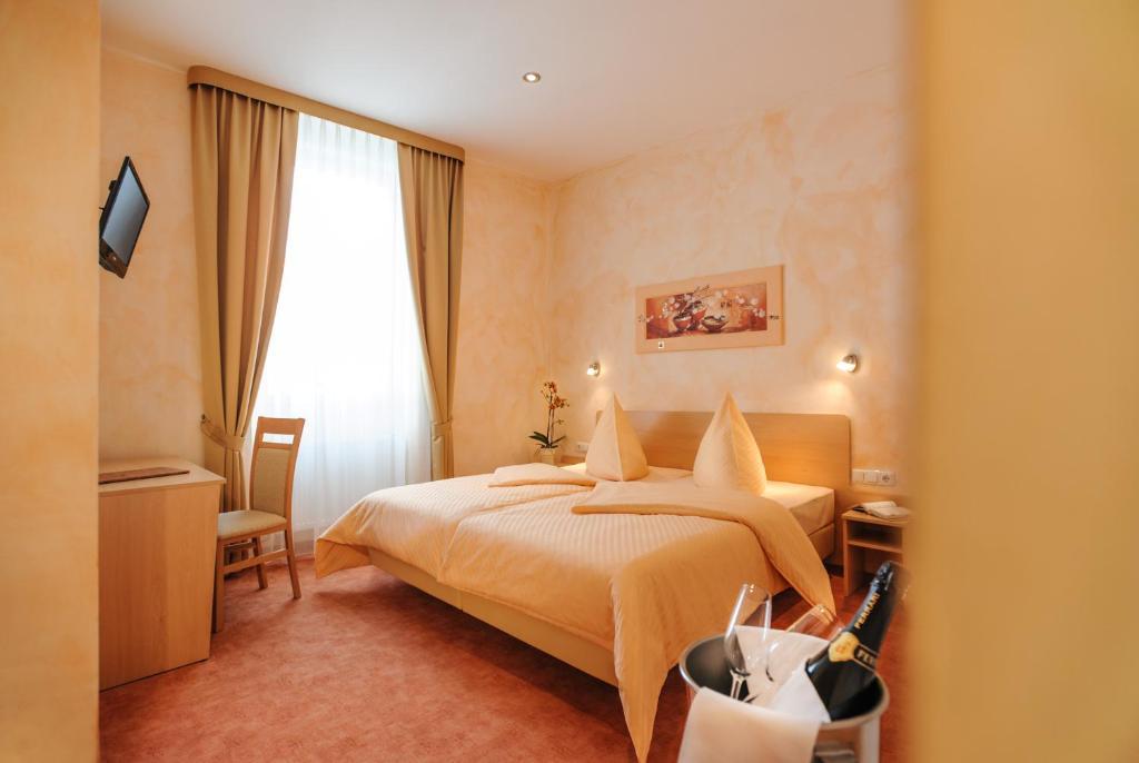 Hotel Mediterraneo Neustadt an der Weinstrasse Room photo